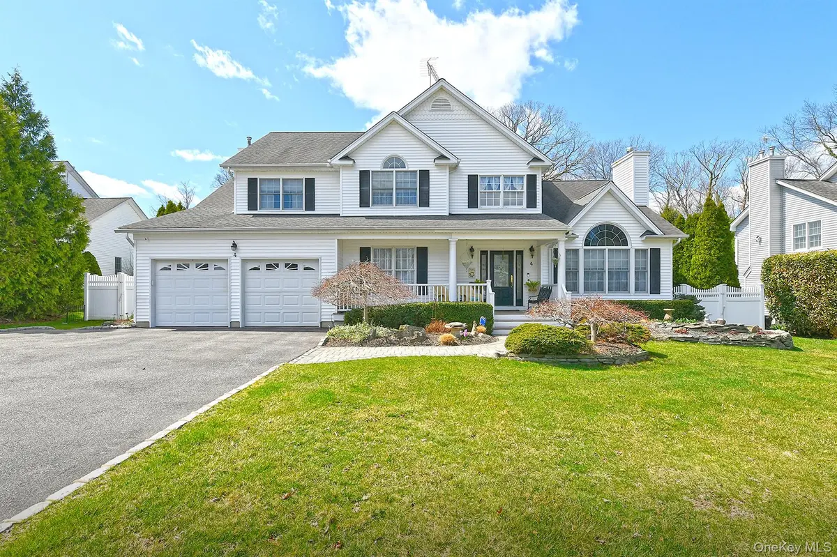 4 Rolling Wood CT, Hauppauge, NY 11788