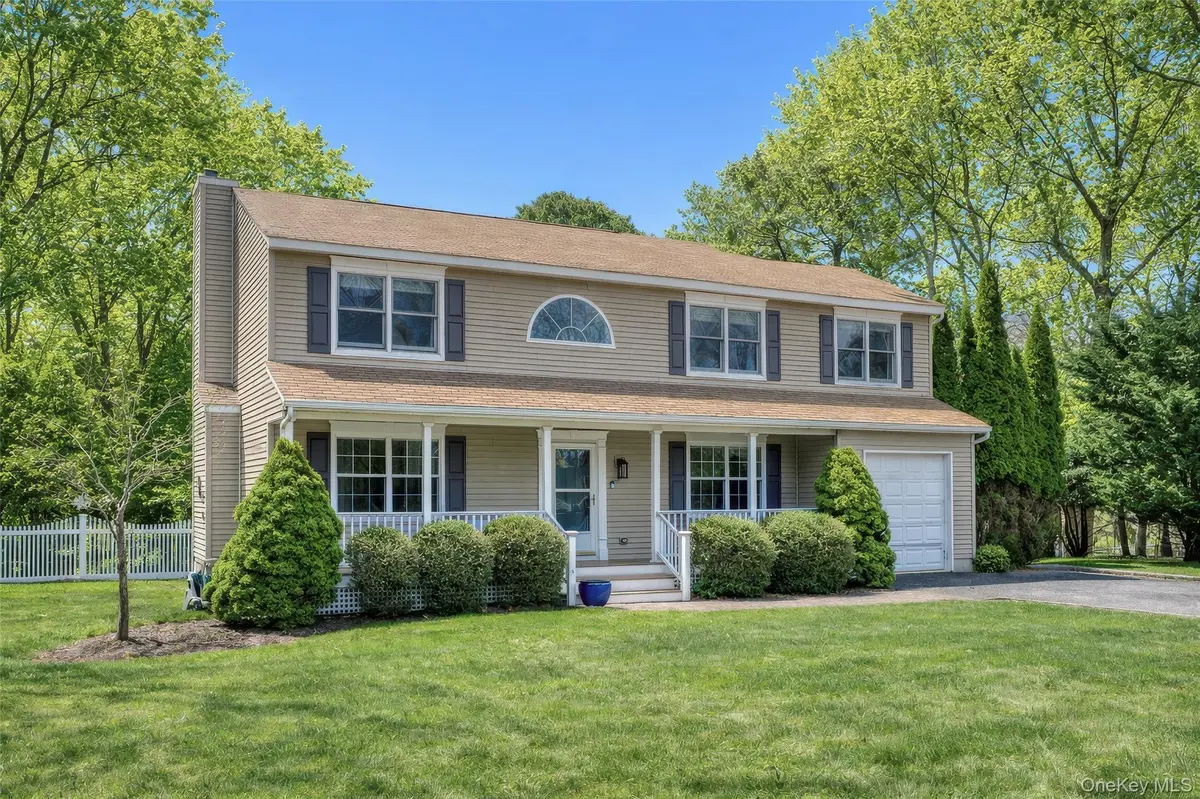 9 Deborah DR, Quiogue, NY 11978