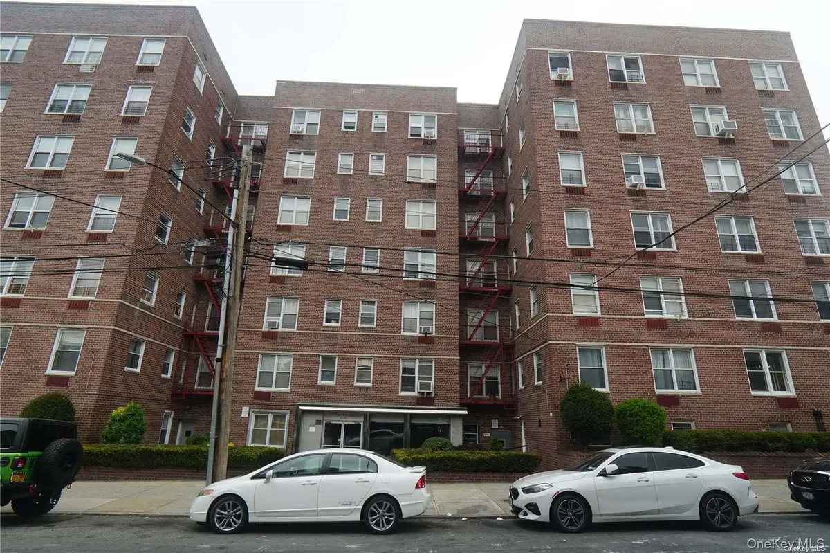 63-45 Saunders ST #3G, Rego Park, NY 11374