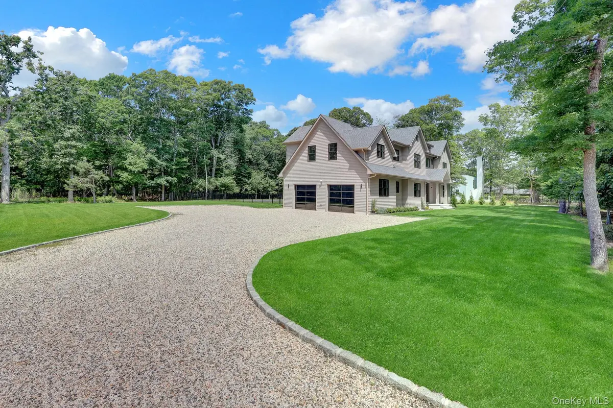 69 Jagger LN, Westhampton, NY 11977