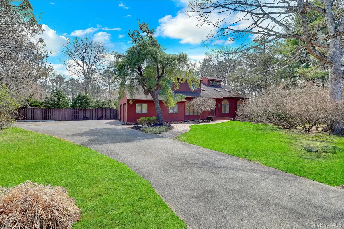 6 Liberty LN, Miller Place, NY 11764