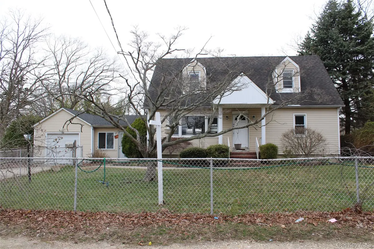 1354 Manor LN, Bay Shore, NY 11706