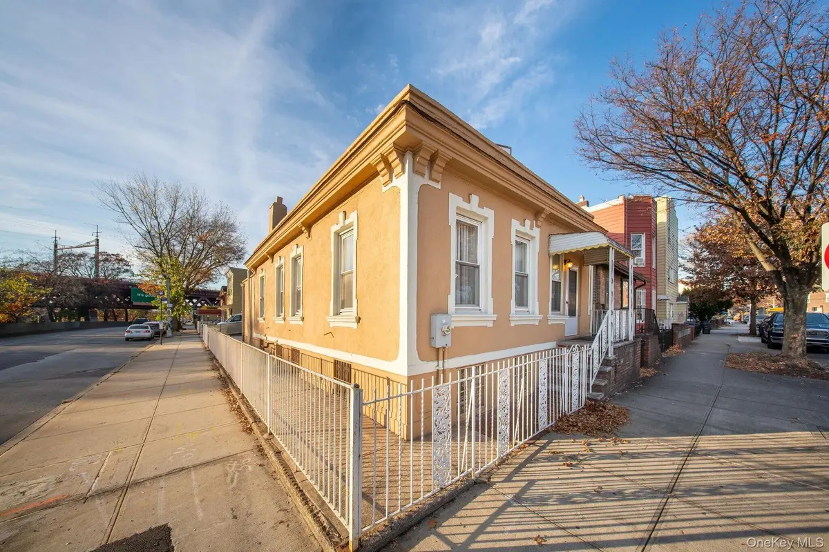 2334 Sound ST, Astoria, NY 11105
