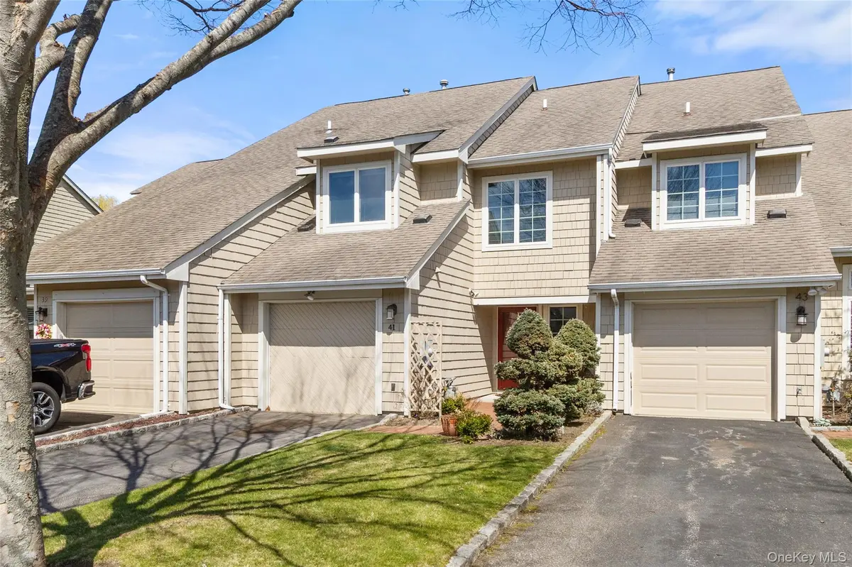 41 Doral LN #41, Bay Shore, NY 11706