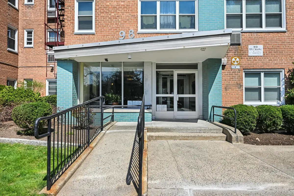 98 DeHaven DR #2B, Yonkers, NY 10703