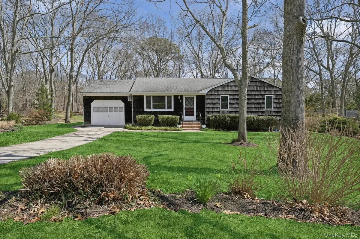 4 Columbine AVE, Hampton Bays, NY 11946