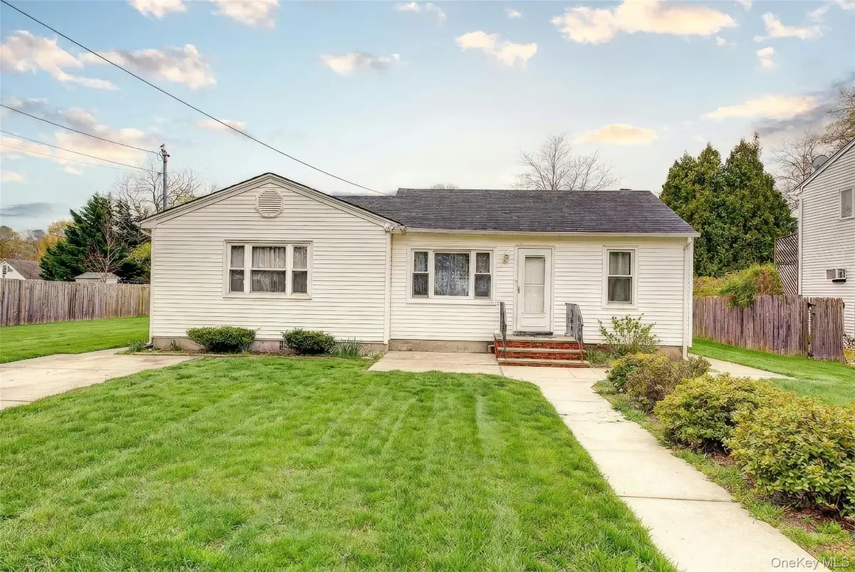 18 Blossom AVE, Holtsville, NY 11742