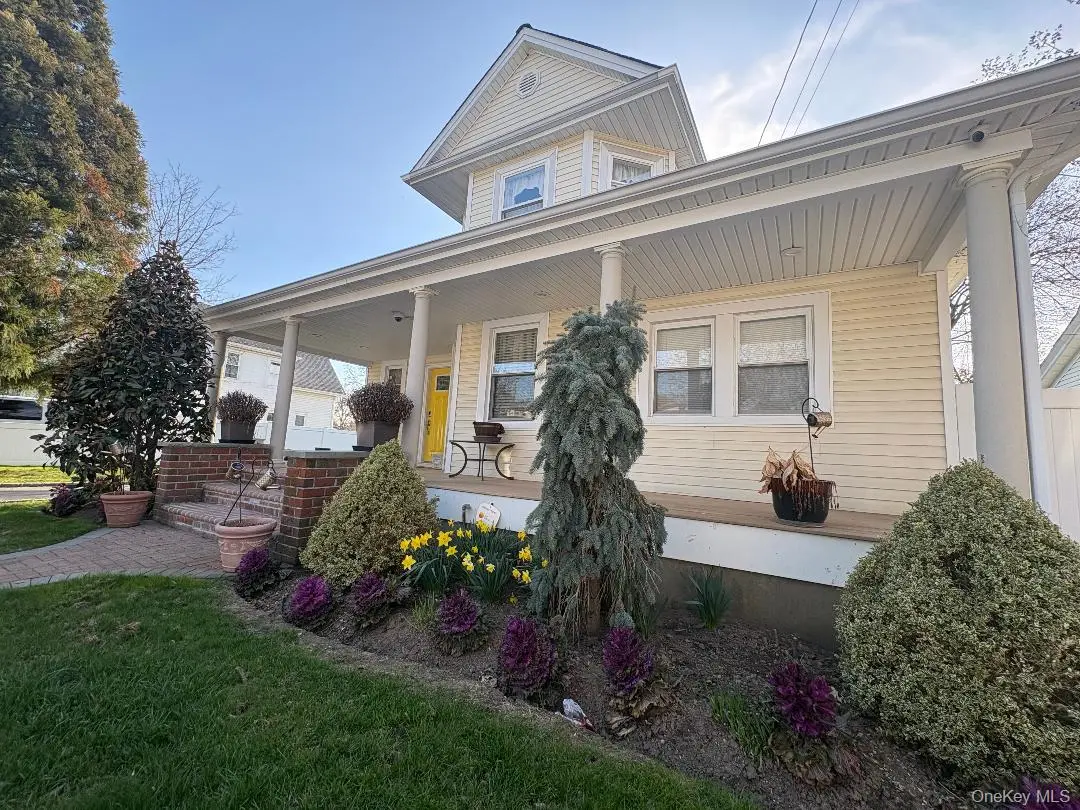 25 Rutland RD, Freeport, NY 11520