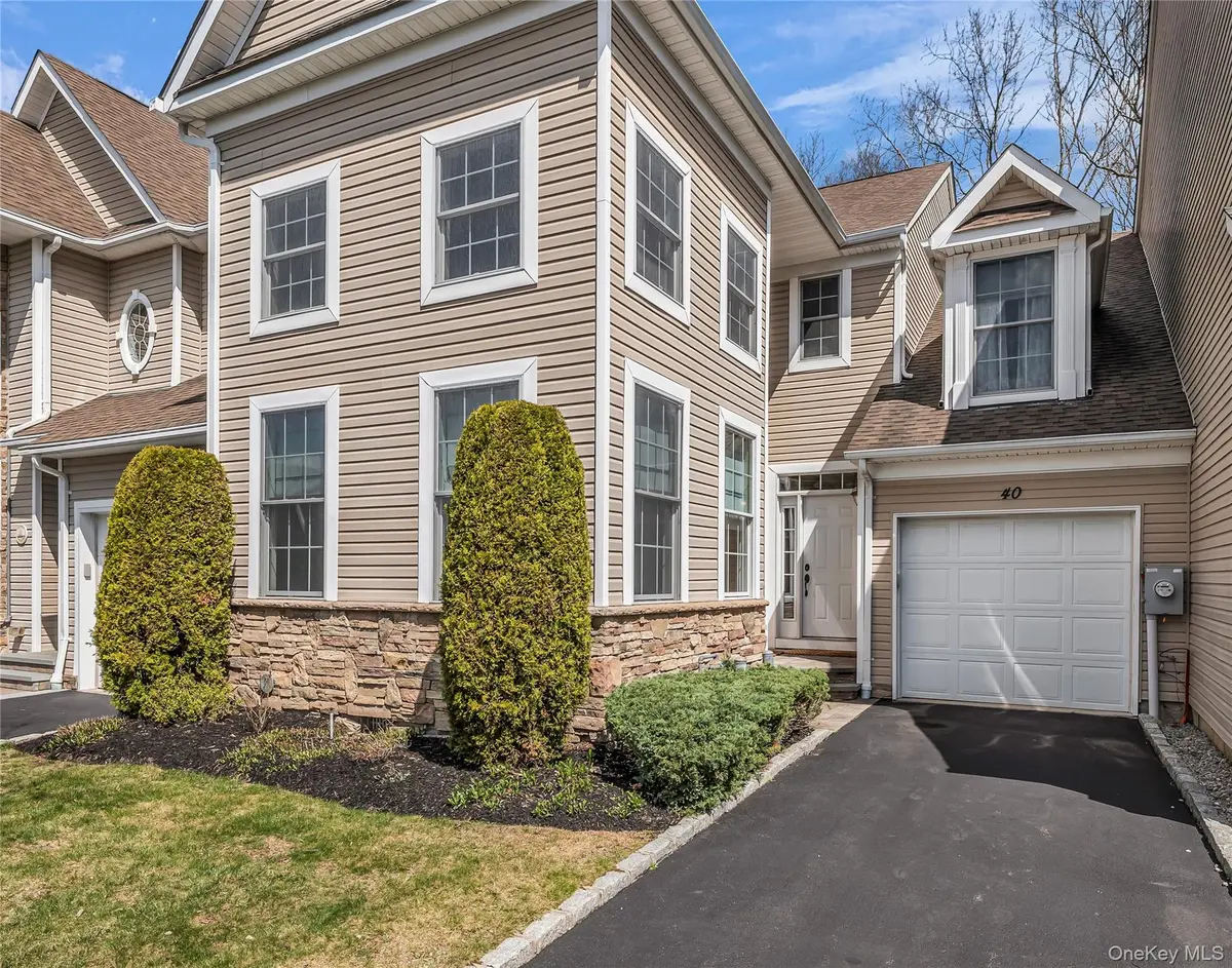 40 Eagle CIR, Bohemia, NY 11716