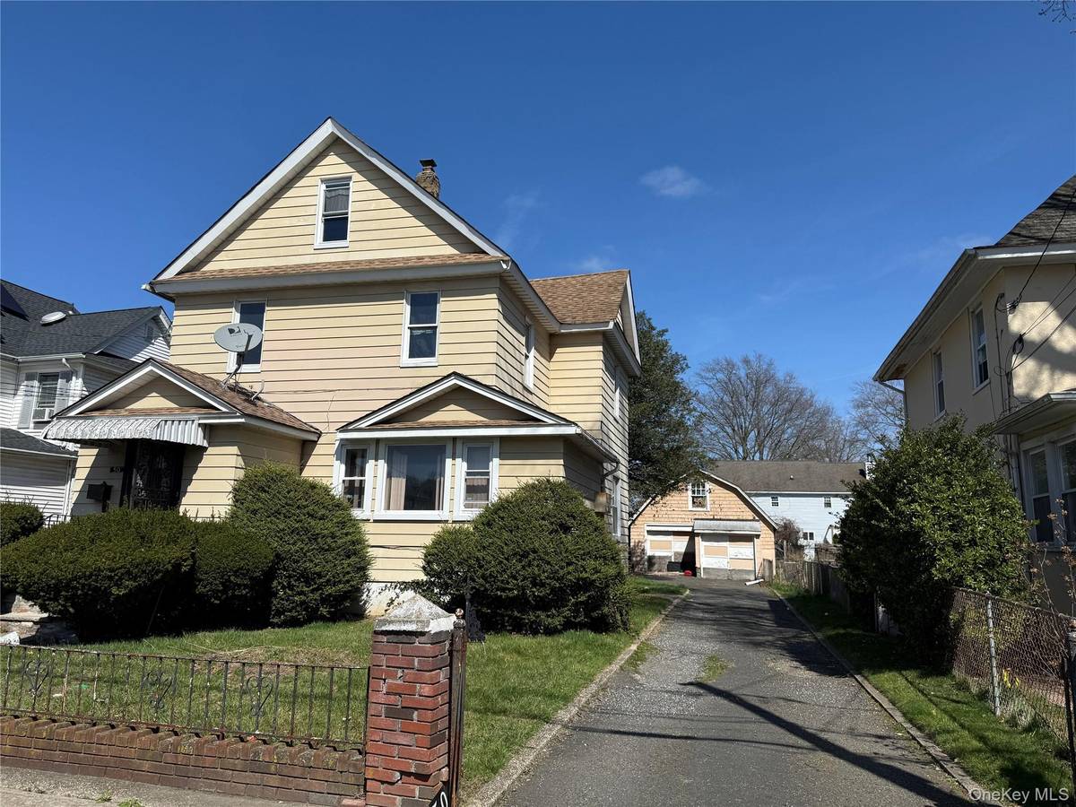 50 CHARLES ST, Roosevelt, NY 11575