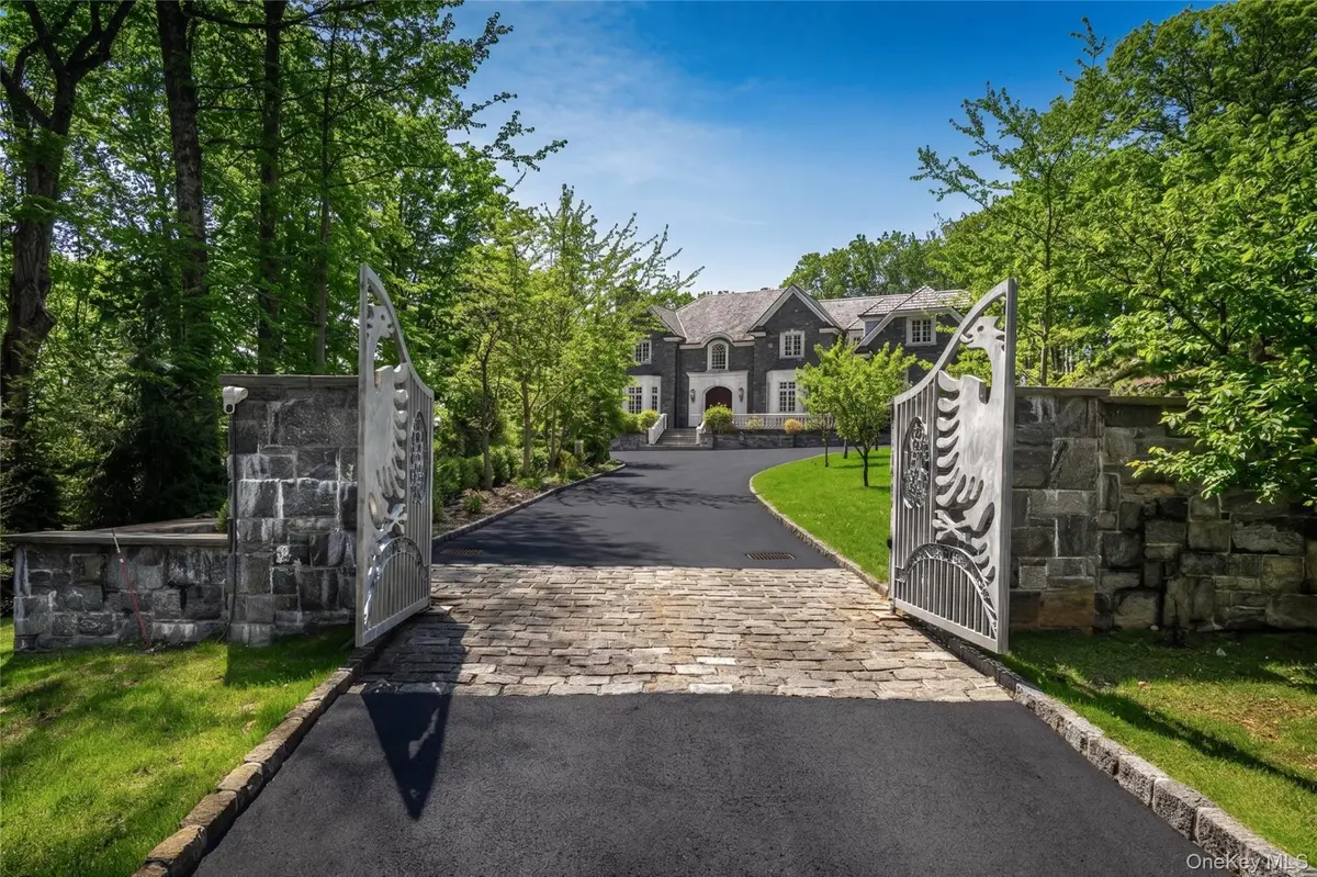 3 Vincent LN, Armonk, NY 10504