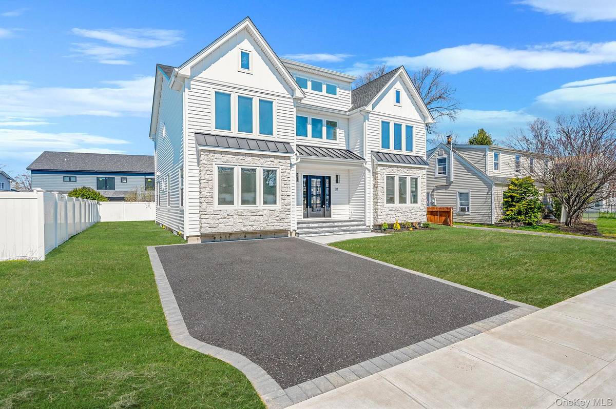 31 Libby AVE, Hicksville, NY 11801