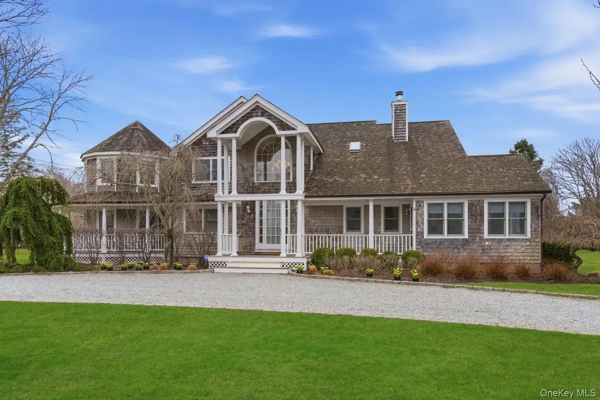 2 Quogo Neck LN, Quogue, NY 11959