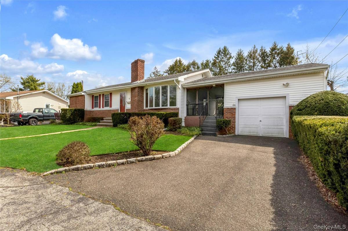 4 Carino DR, Hicksville, NY 11801