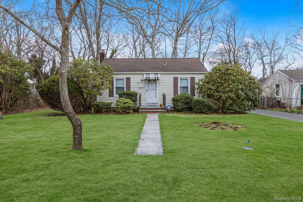 74 Country Club RD, Bellport, NY 11713
