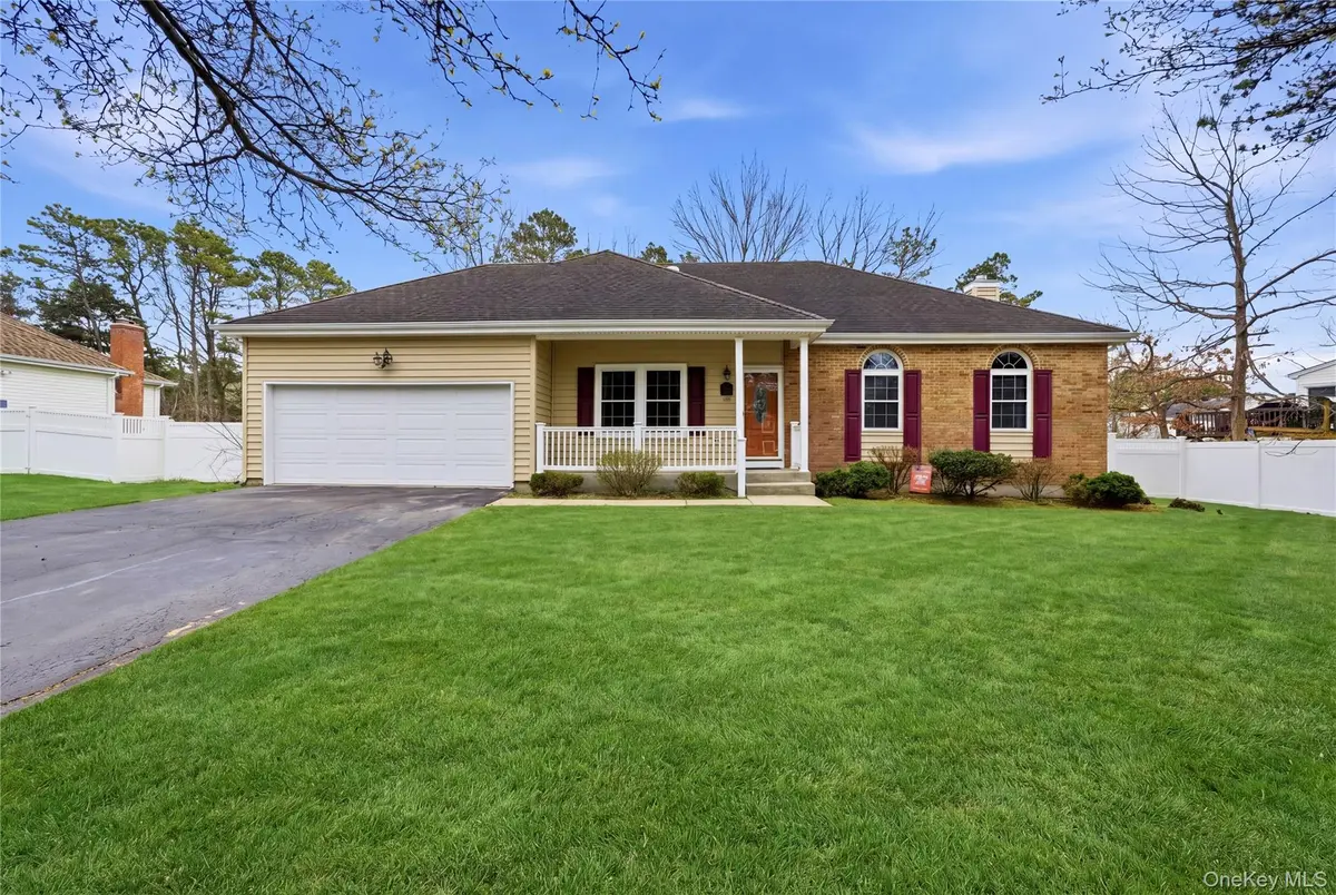 33 Timber Ridge DR, Coram, NY 11727