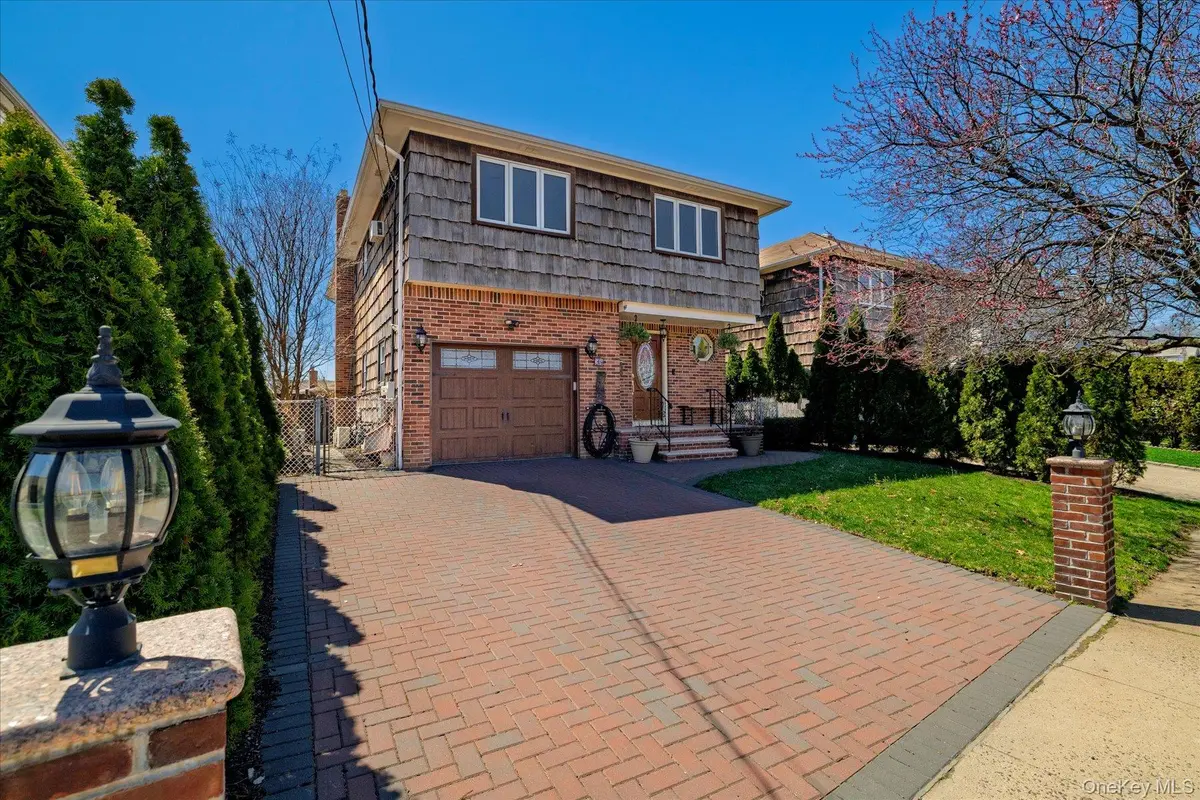 34 Vandewater AVE, Floral Park, NY 11001