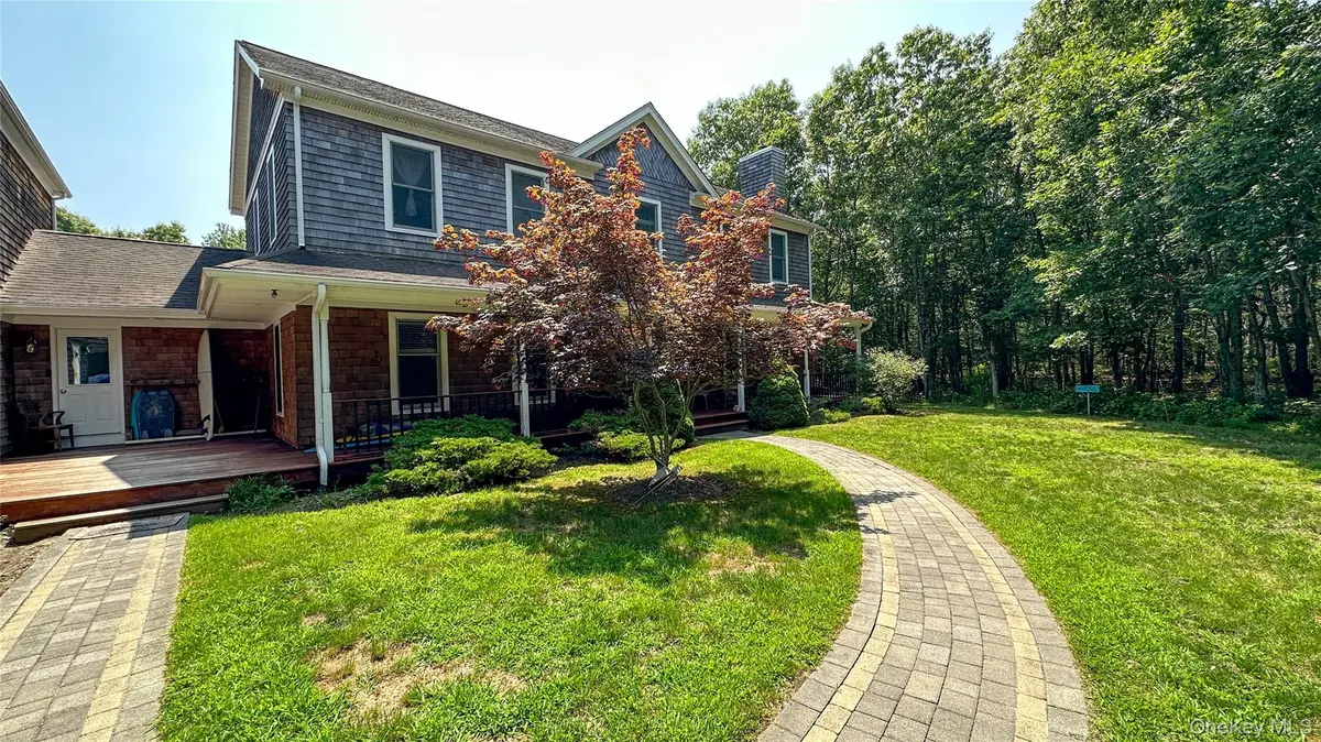 18 Mountain Laurel LN, Southampton, NY 11968