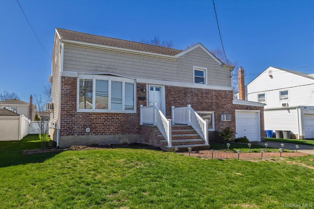 95 Thompson AVE, Oceanside, NY 11572