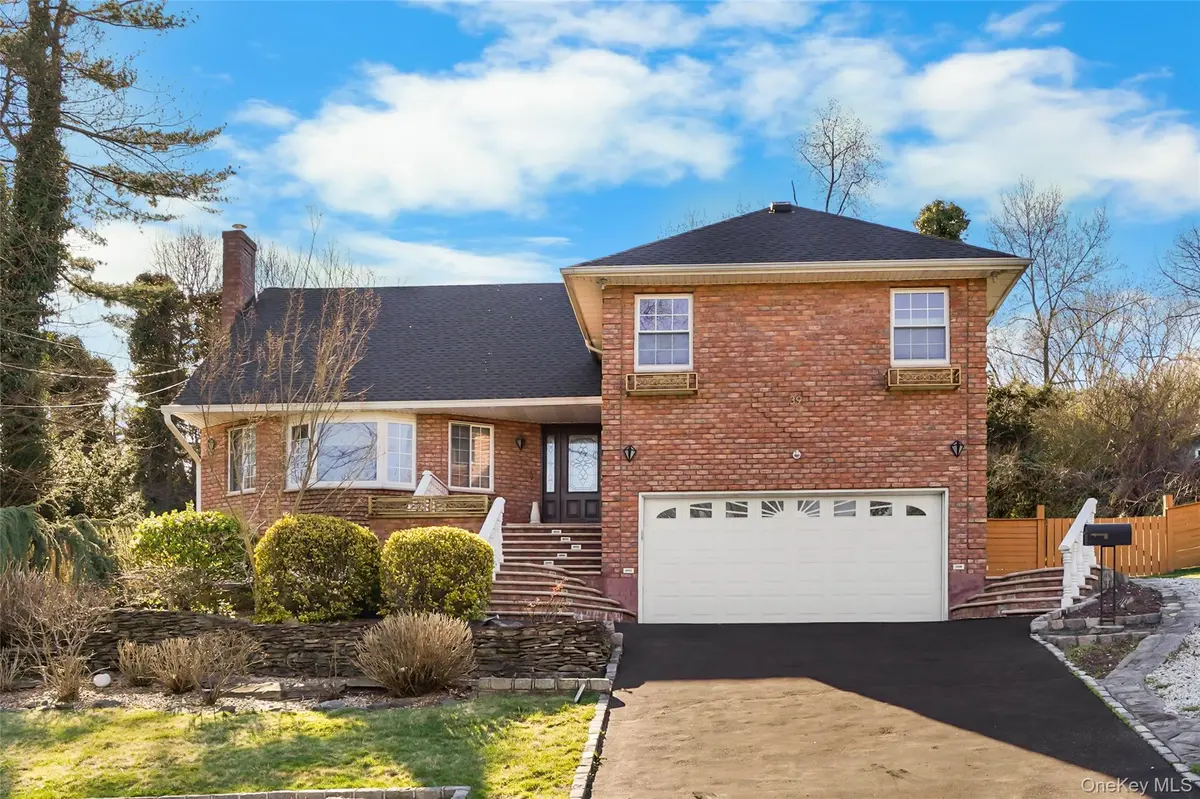 39 Oakdale RD, Roslyn Heights, NY 11577