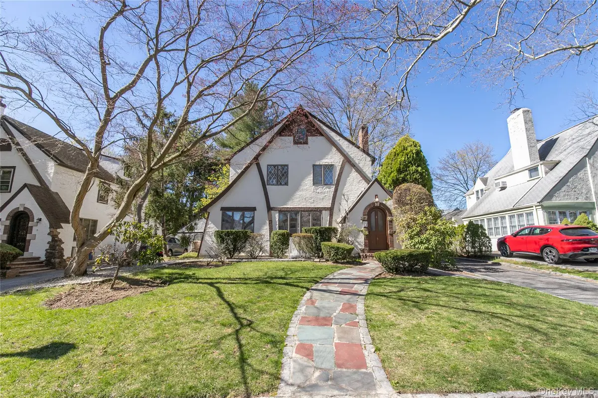8 Stuart ST, Great Neck, NY 11023