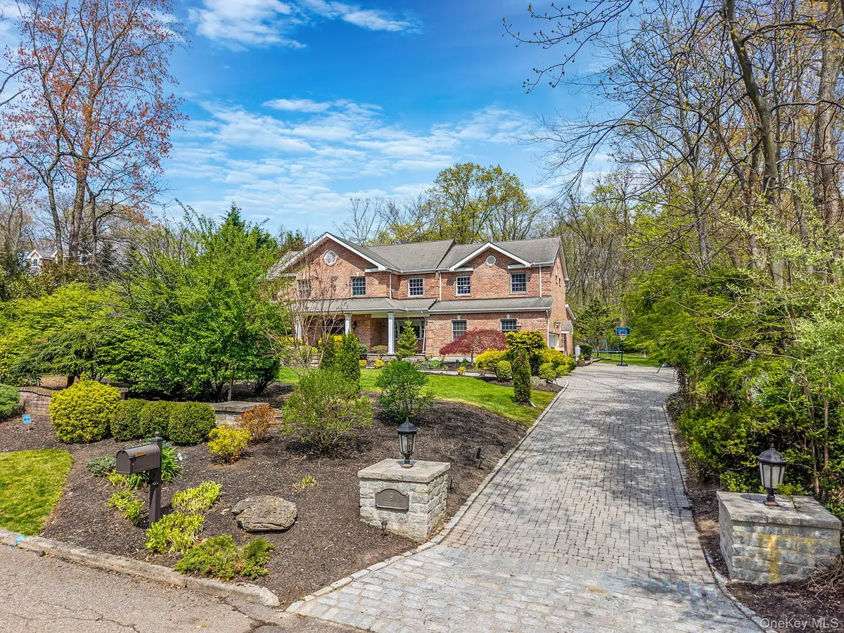9 Arista CT, Dix Hills, NY 11746