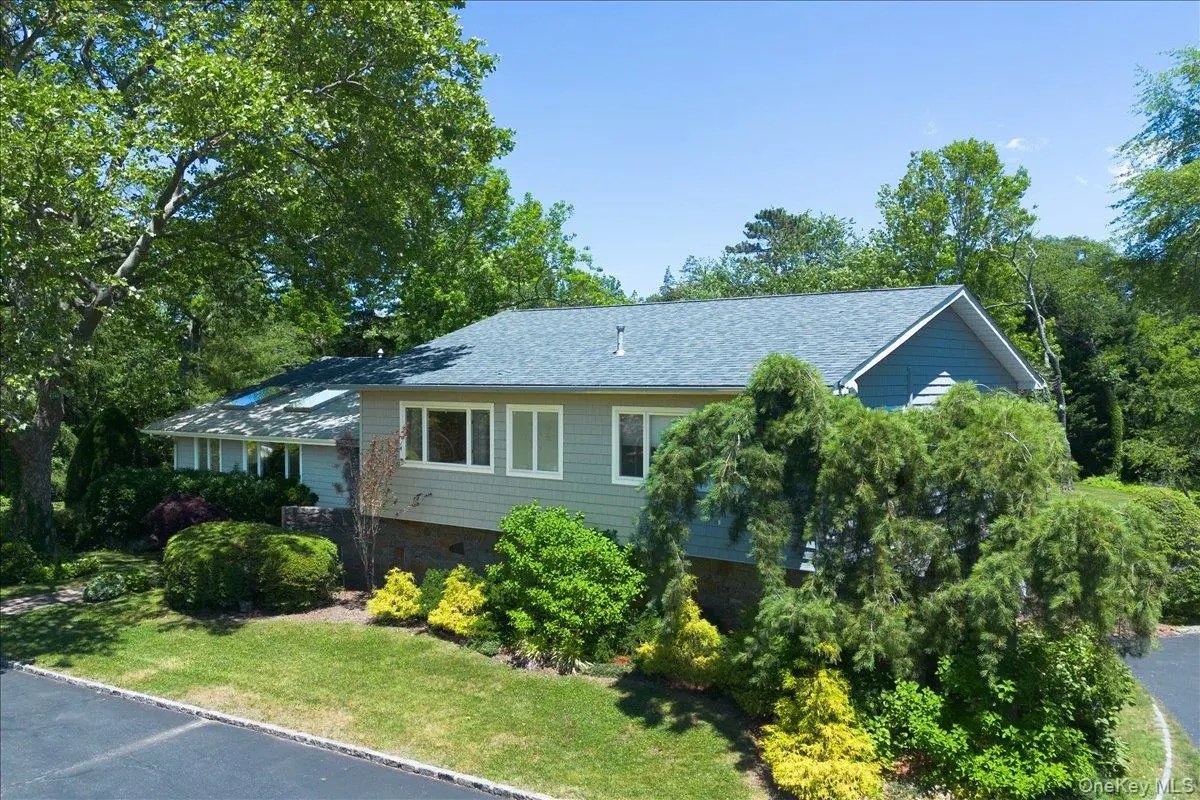 230 Richards LN, Hewlett Harbor, NY 11557
