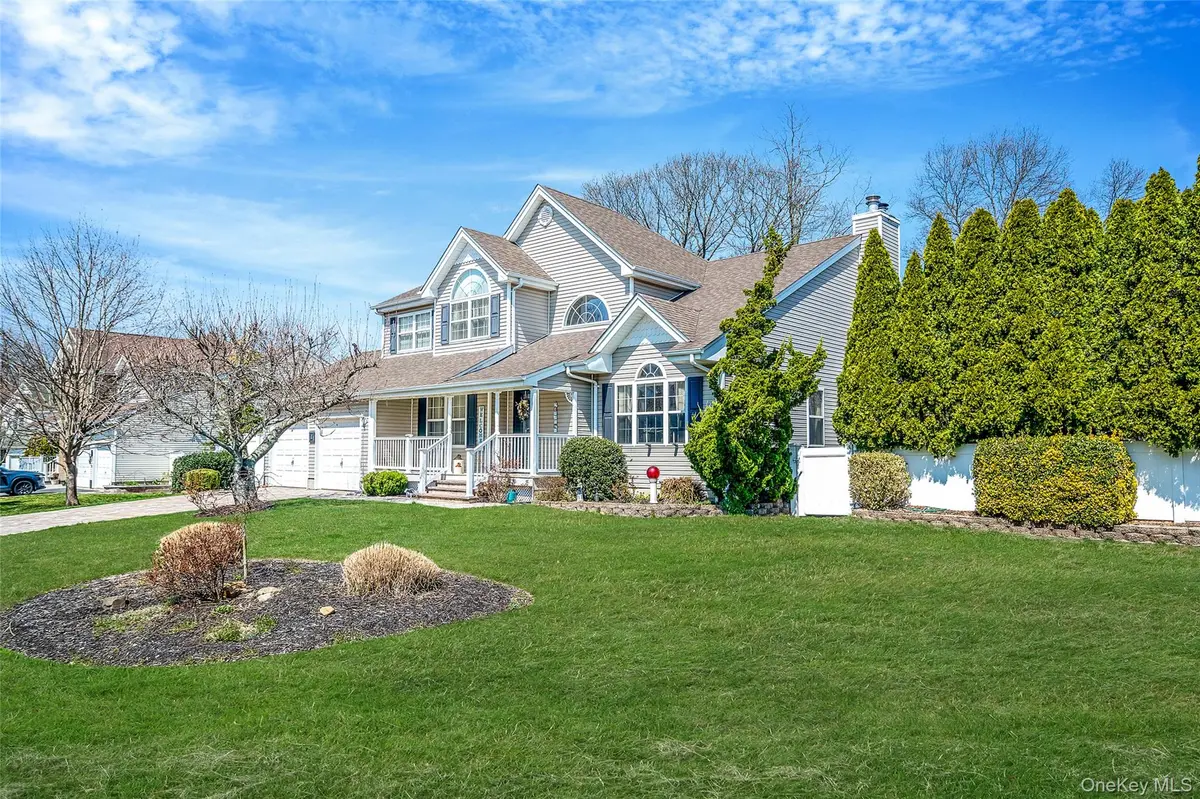 1 Ivy CT, Centereach, NY 11720