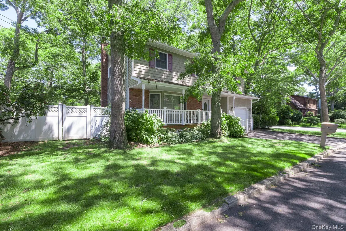 97 Krispin LN, East Setauket, NY 11733