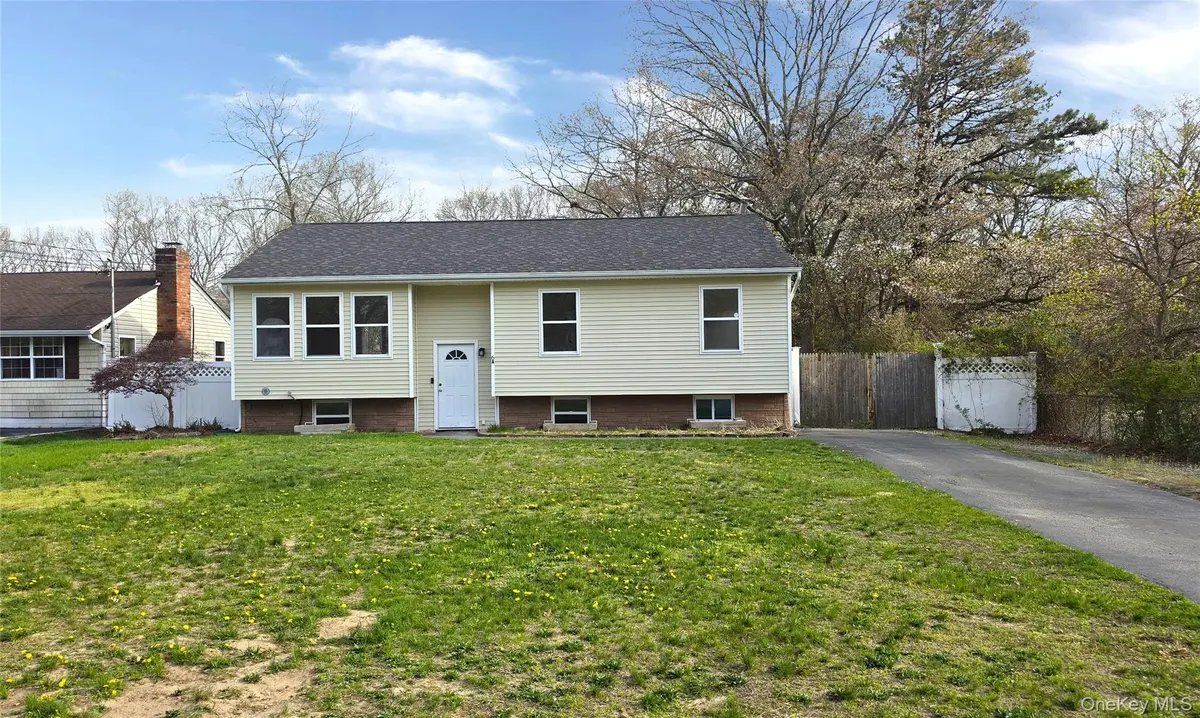 6A Murray LN, Coram, NY 11727