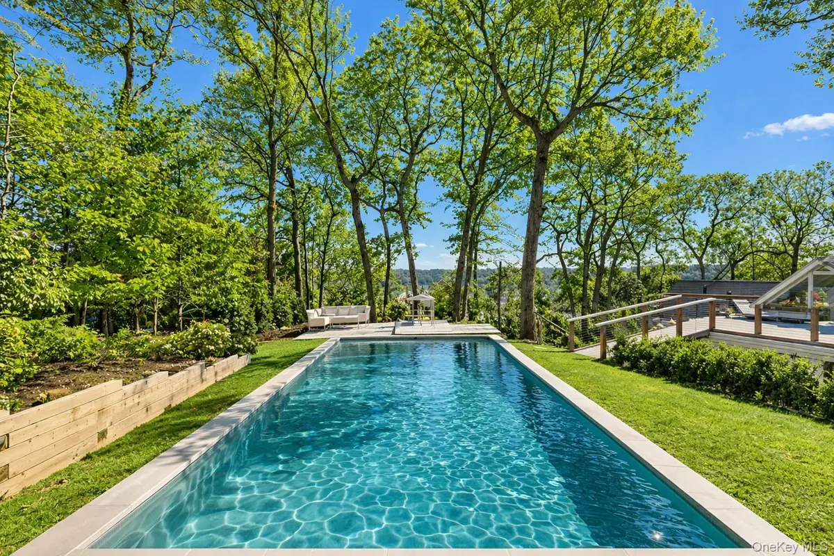 33 Peters PATH, East Hampton, NY 11937