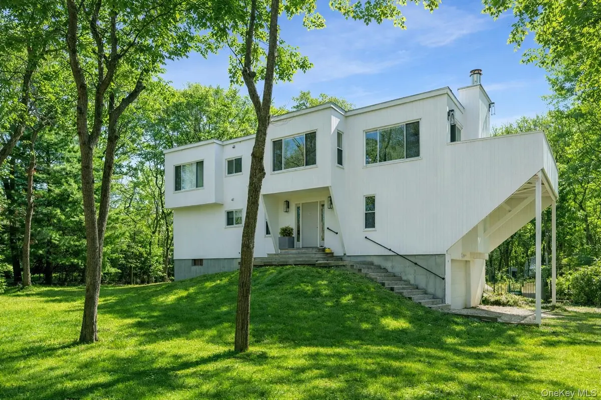 14 Old Trail RD, Water Mill, NY 11976