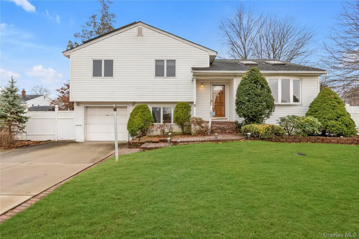 5 Glenbrook RD, Hicksville, NY 11801