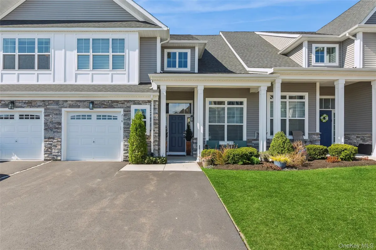 216 Belmont CIR, Yaphank, NY 11980
