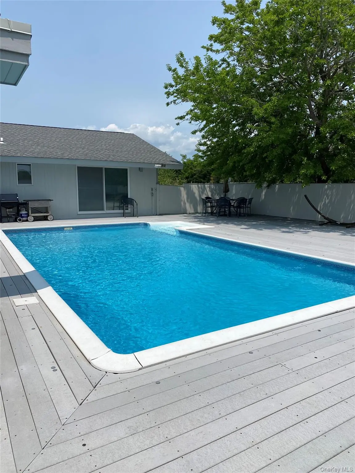 22 Meadow LN, Westhampton Beach, NY 11978