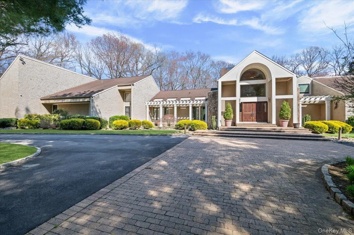 45 Coves RUN, Syosset, NY 11791