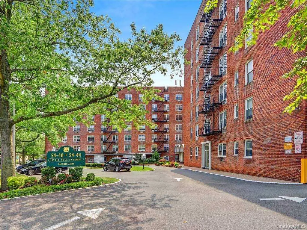 54-40 Little Neck Pkwy #4A, Little Neck, NY 11362
