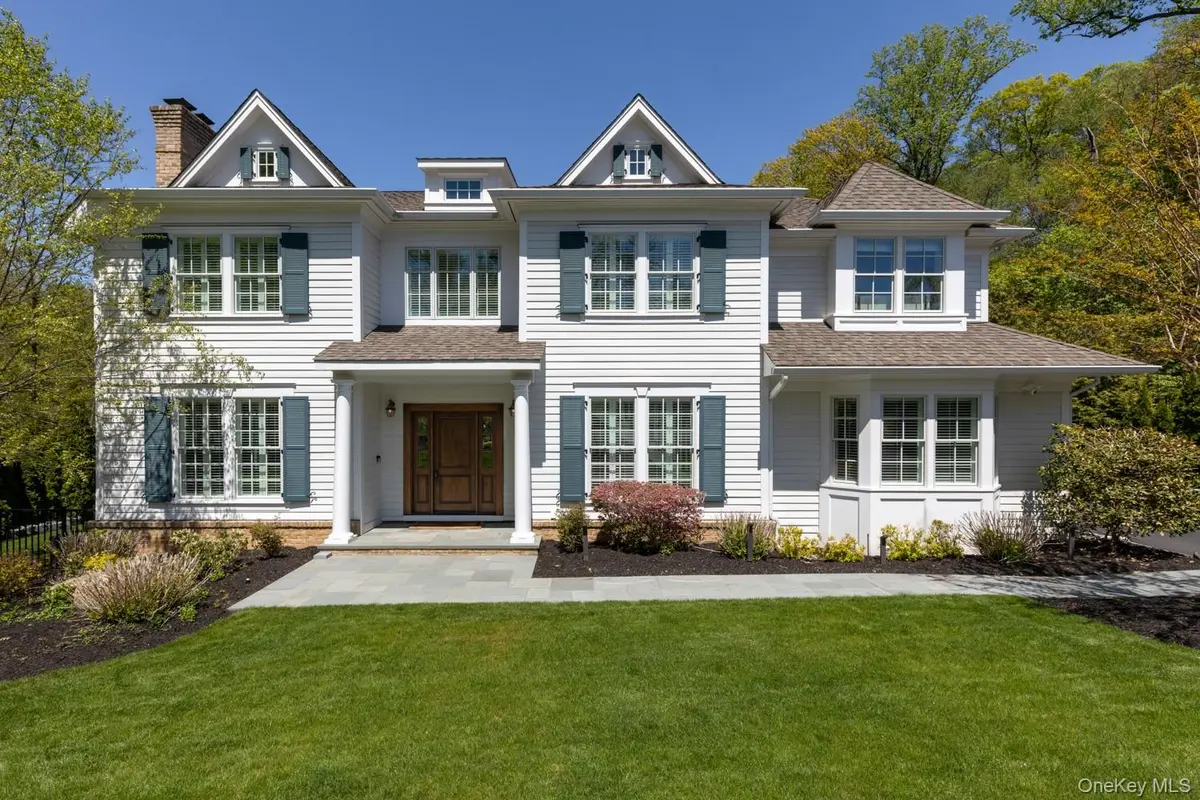 152 Plymouth CT, Manhasset, NY 11030