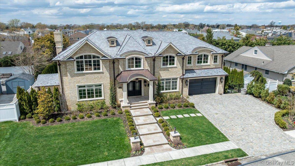 225 Harbor LN, Massapequa Park, NY 11762