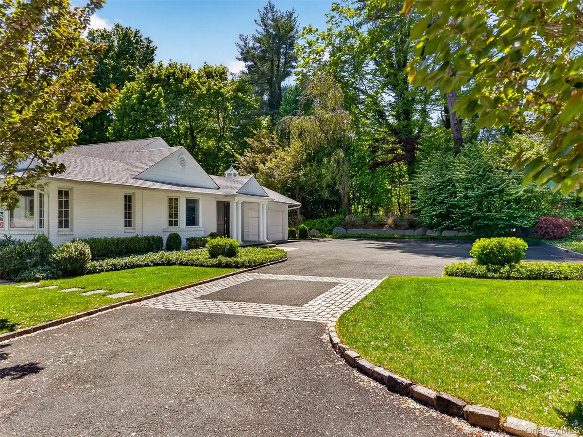 14 Ormond Park RD, Glen Head, NY 11545
