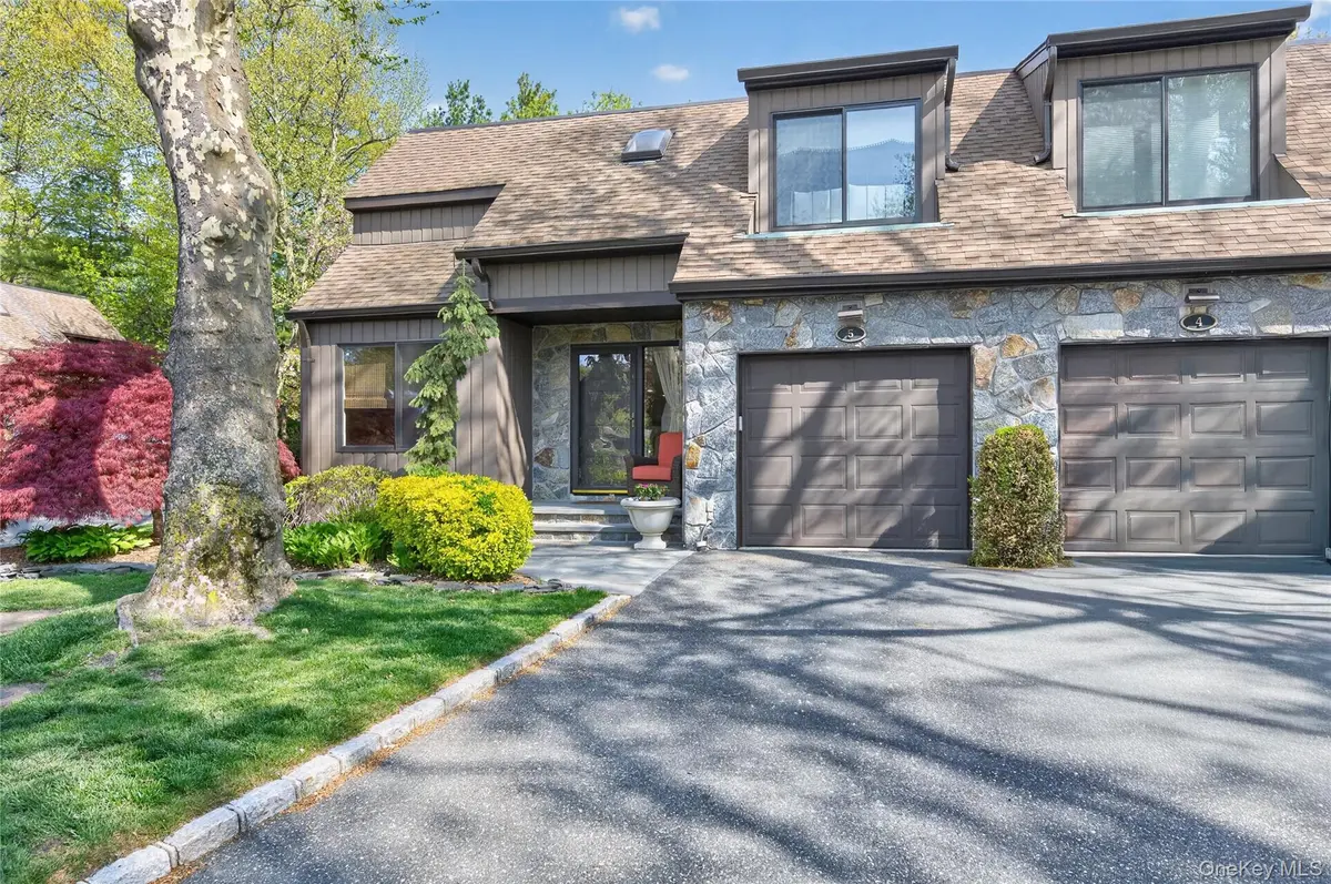 5 Pony CIR #5, Roslyn Heights, NY 11577