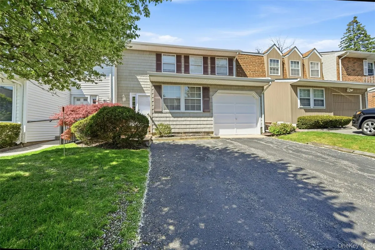 29 Jennings LN, Woodbury, NY 11797