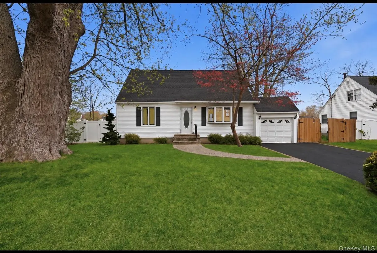 23 Woods LN, Centereach, NY 11720