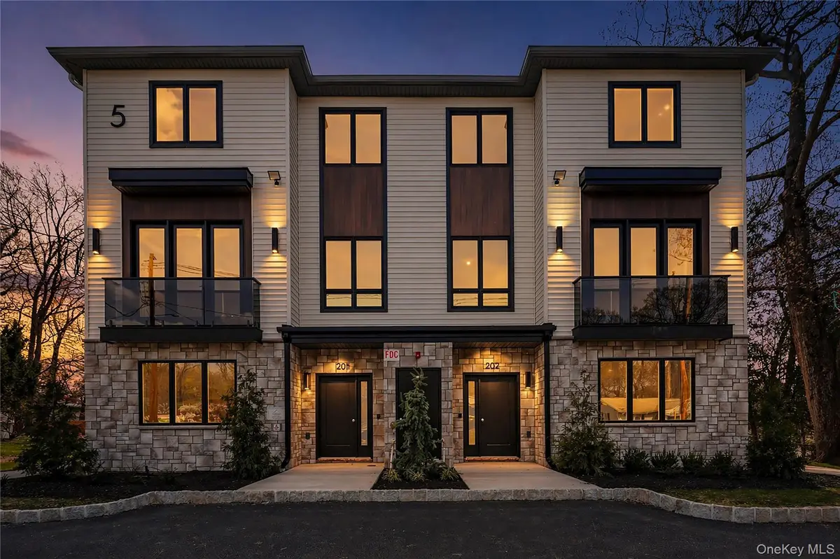 5 Mirror Lake RD #202, Spring Valley, NY 10977