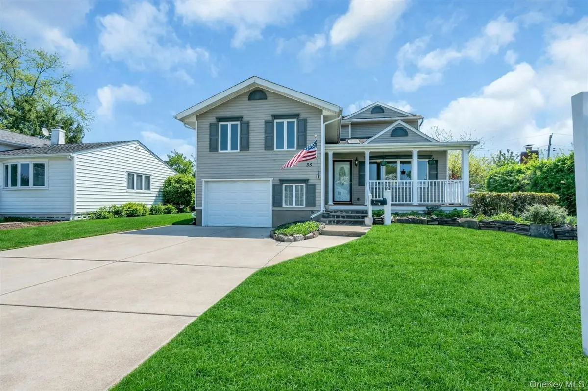 35 Peachtree LN, Hicksville, NY 11801