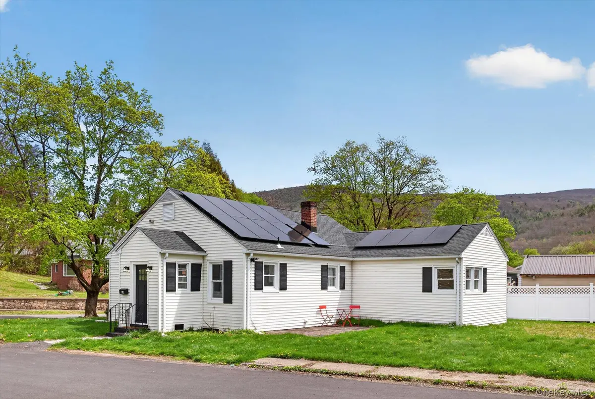 14 Roslyn ST, Ellenville, NY 12428