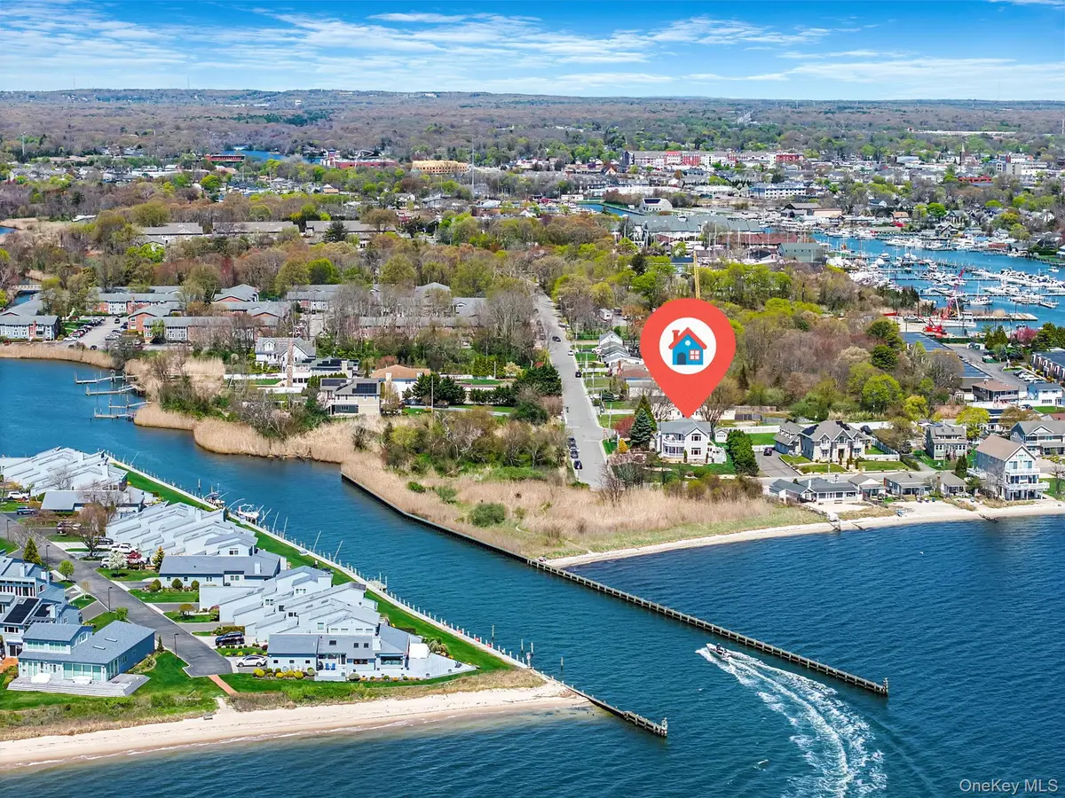 9 Sunset LN, Patchogue, NY 11772