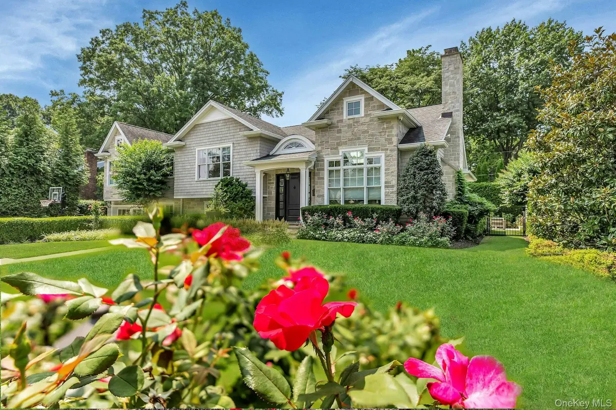 33 Harwood DR, Glen Cove, NY 11542