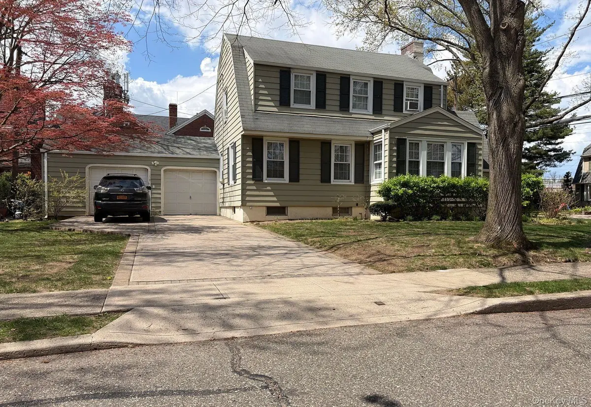 8 Chester AVE, Garden City, NY 11530
