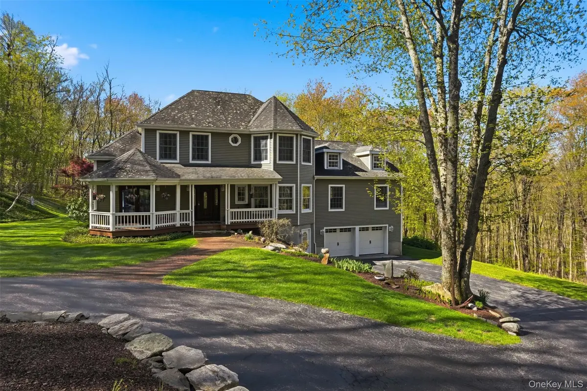 17 Skyview LN, Mahopac, NY 10541